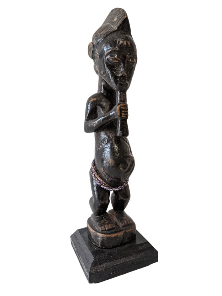 Lot de six objets : une statuette Baoulé (Côte d'Ivoire), un peigne Senoufo (Cô…