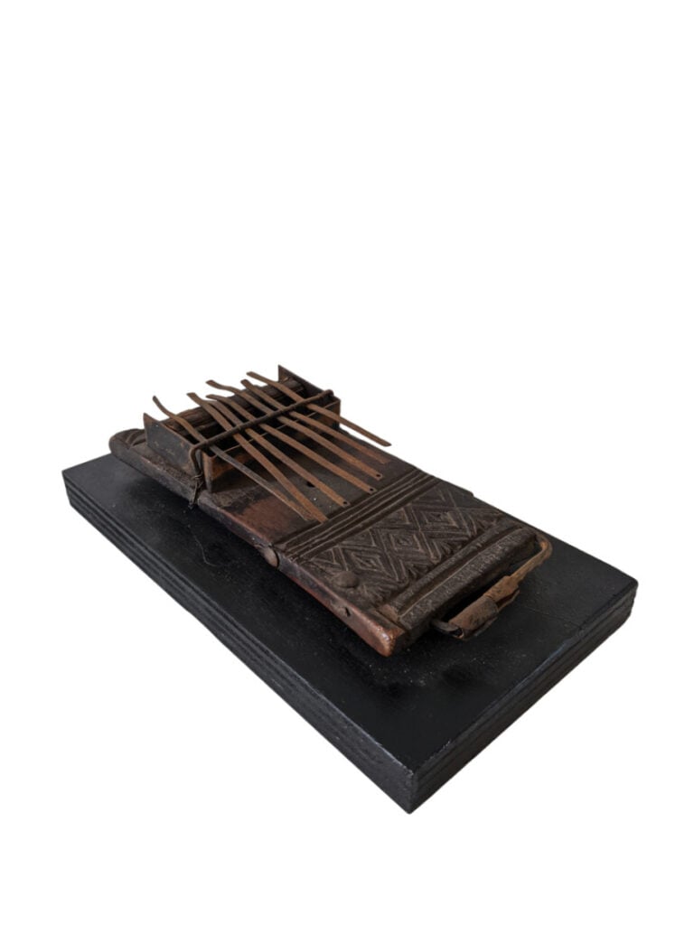 Lot de six objets : une statuette Baoulé (Côte d'Ivoire), un peigne Senoufo (Cô…