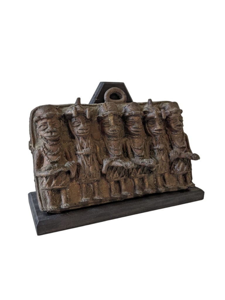 Lot de six objets : une statuette Baoulé (Côte d'Ivoire), un peigne Senoufo (Cô…