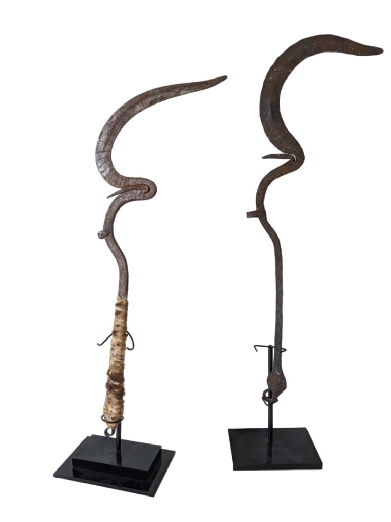 Lot de trois armes en fer : deux couteaux Tchad et une hache Songye (République…