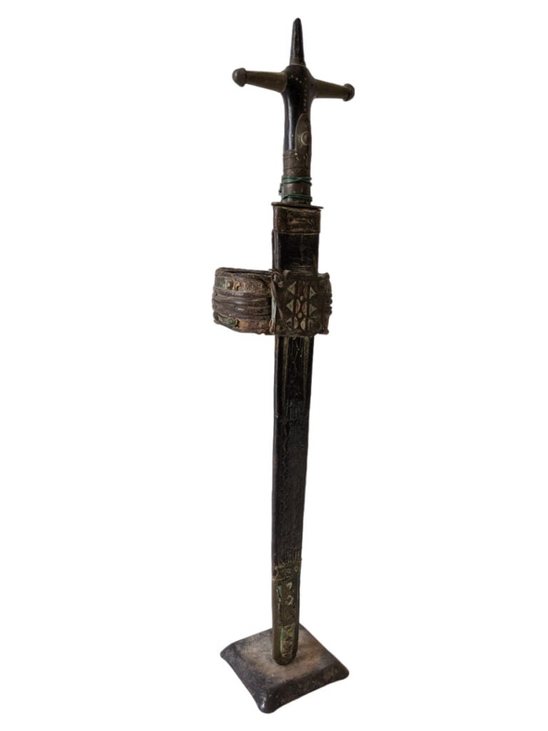 Lot de trois couteaux : un couteau du Zaïre et deux couteaux Touareg (Mauritani…