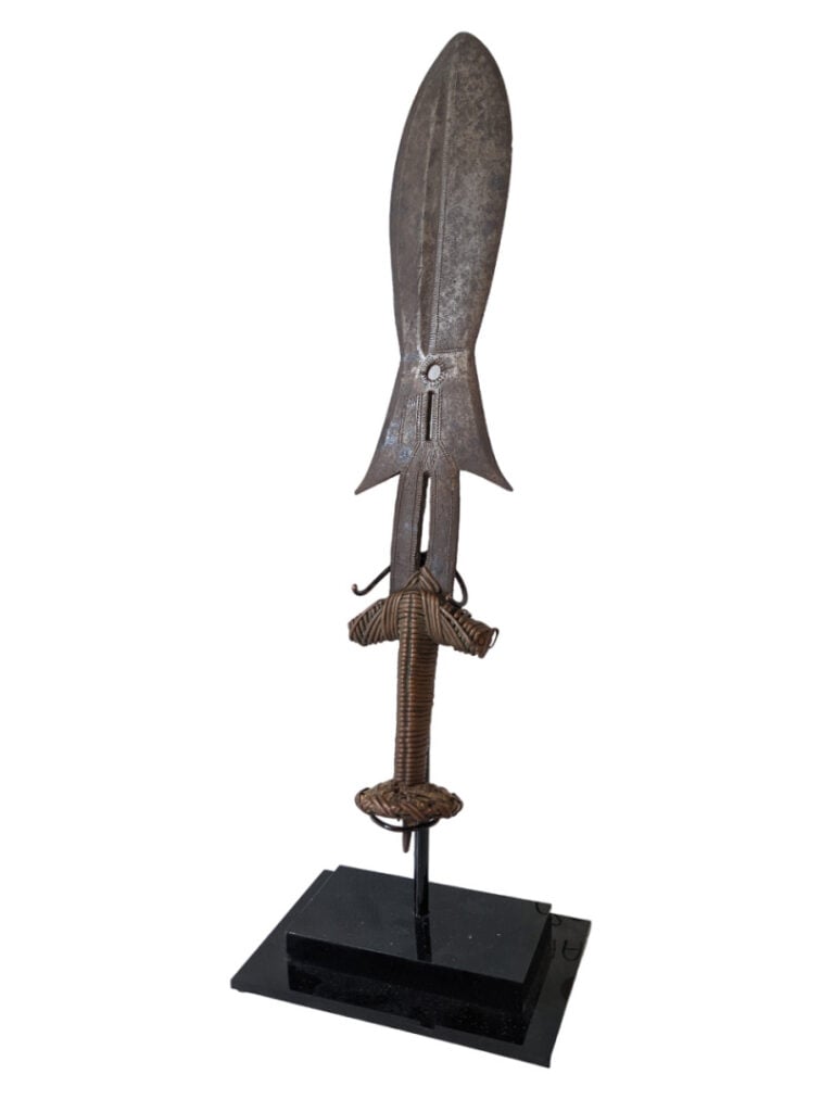 Lot de trois couteaux : un couteau du Zaïre et deux couteaux Touareg (Mauritani…