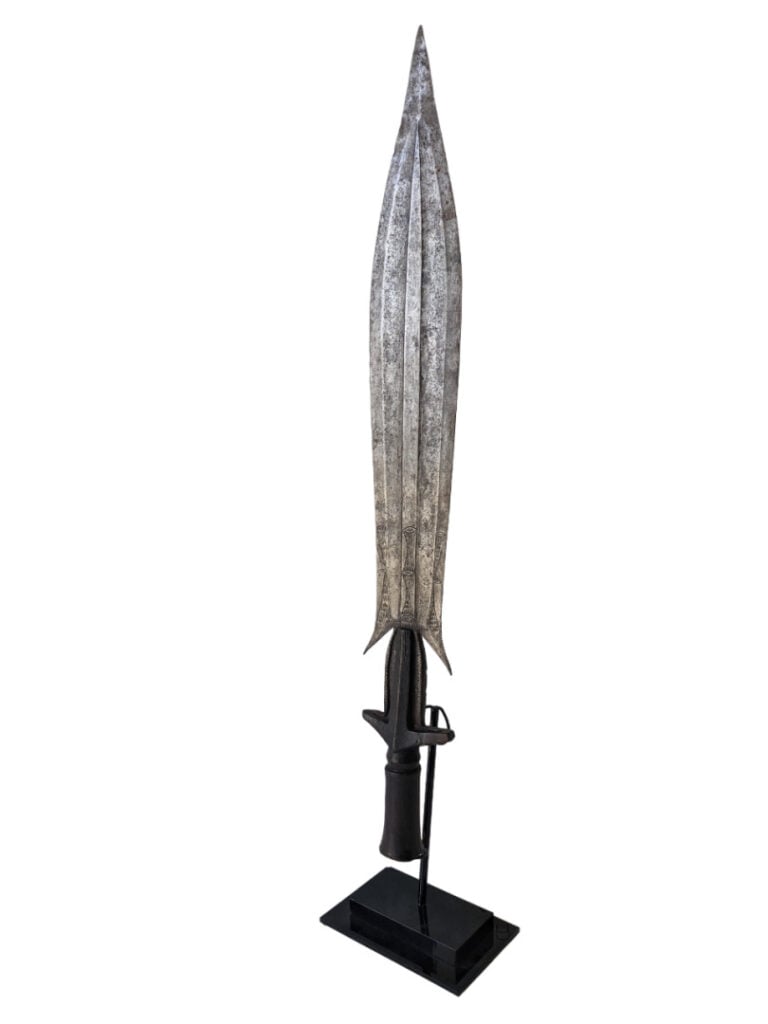 Lot de trois couteaux : un couteau du Zaïre, un couteau Fang (Gabon) et un cout…