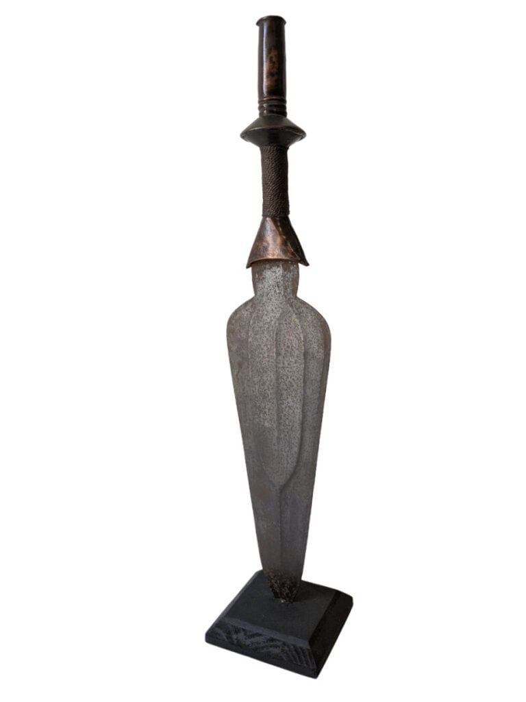Lot de trois couteaux : un couteau du Zaïre, un couteau Fang (Gabon) et un cout…