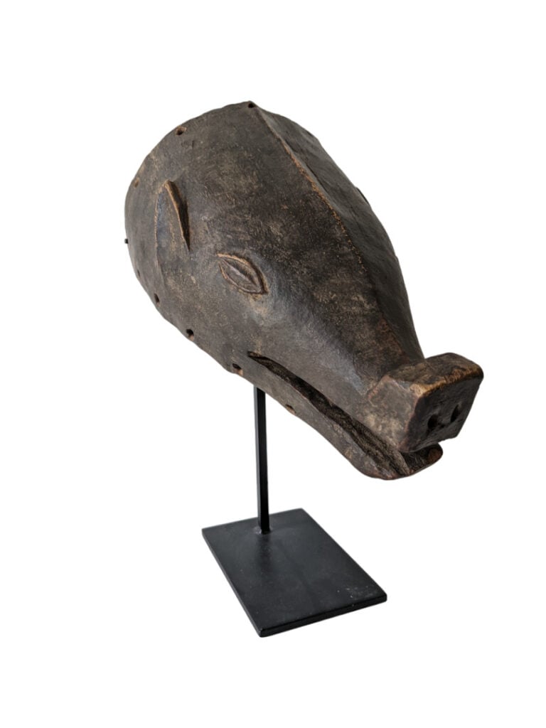 Lot de trois masques : deux masques Tchokwé (Angola) et un masque Dogon dont il…