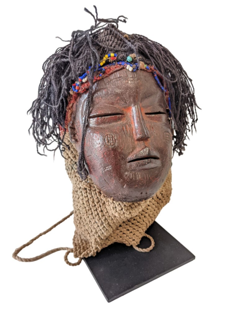 Lot de trois masques : deux masques Tchokwé (Angola) et un masque Dogon dont il…