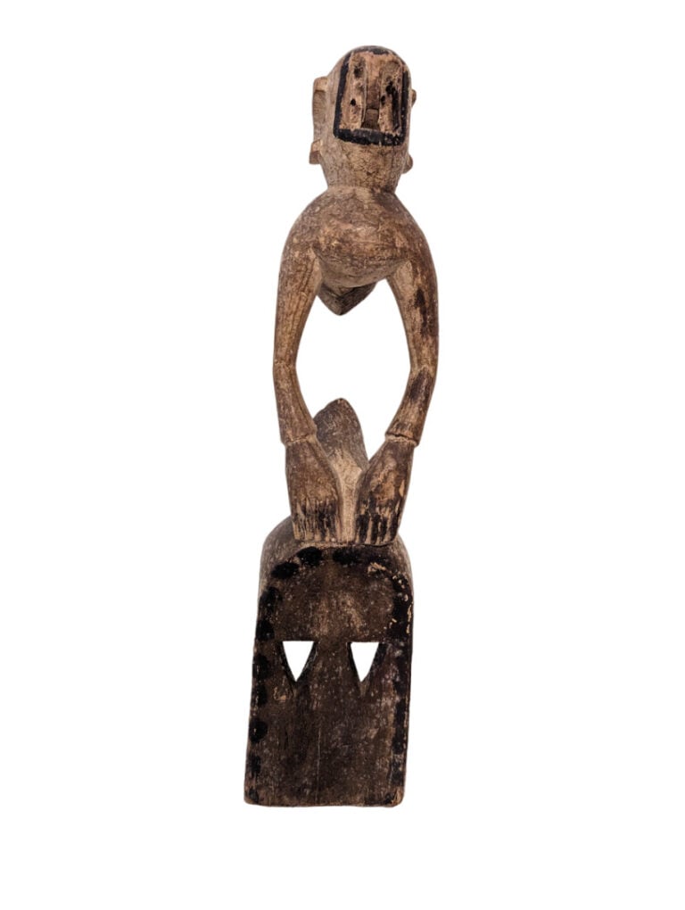 Lot de trois objets de style : un masque Dogon, une statuette Senoufo (Côte d'I…
