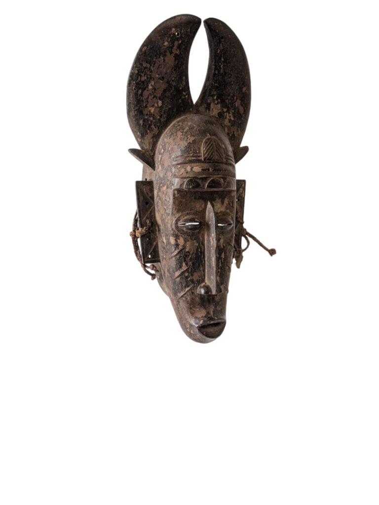 Lot de trois objets de style : un masque Senoufo (Côte d'Ivoire), une statuette…