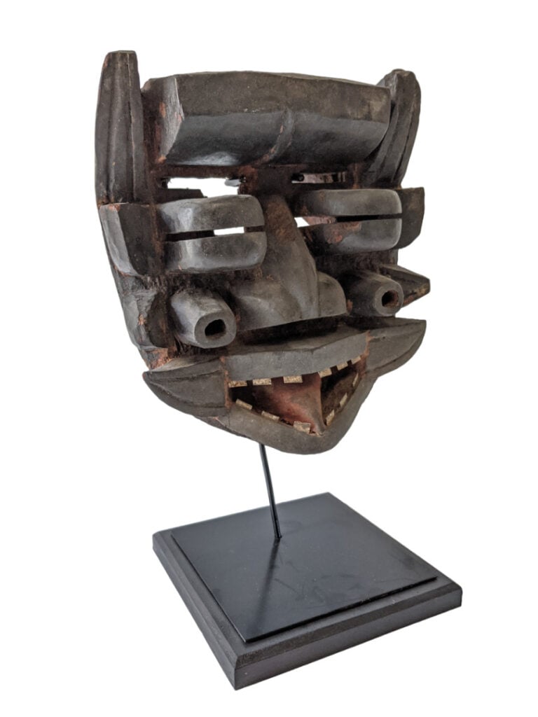 Lot de trois objets de style : un masque Senoufo (Côte d'Ivoire), une statuette…