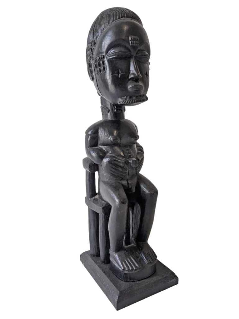 Lot de trois objets de style : un masque Senoufo (Côte d'Ivoire), une statuette…
