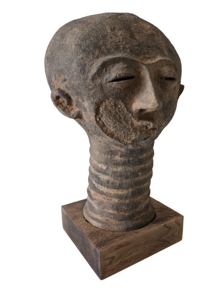 Lot de trois objets de style : un petit gong à musique Baoulé (Côte d'Ivoire),…