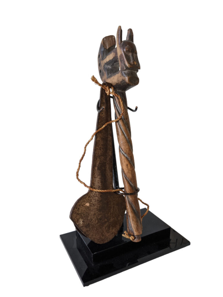 Lot de trois objets de style : un petit gong à musique Baoulé (Côte d'Ivoire),…