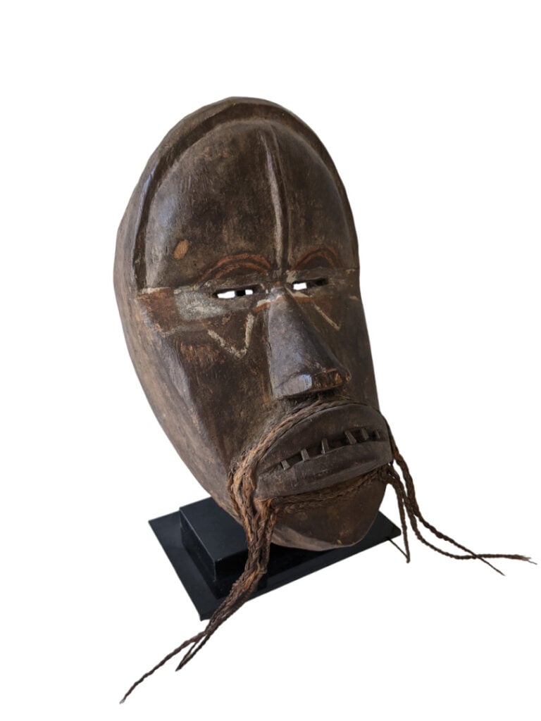 Lot de trois objets de style : un petit gong à musique Baoulé (Côte d'Ivoire),…