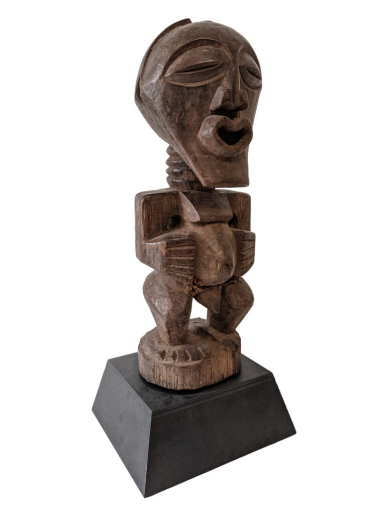 Lot de trois objets de style : une statuette Songye (République démocratique du…