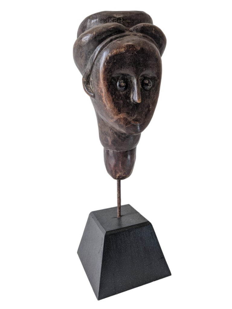 Lot de trois objets de style : une statuette Songye (République démocratique du…