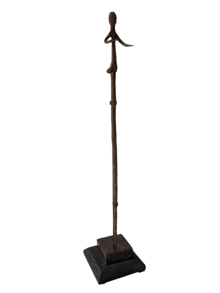 Lot de trois objets : deux fers oxydés Dogon (Mali) et une statuette Lobi (Burk…