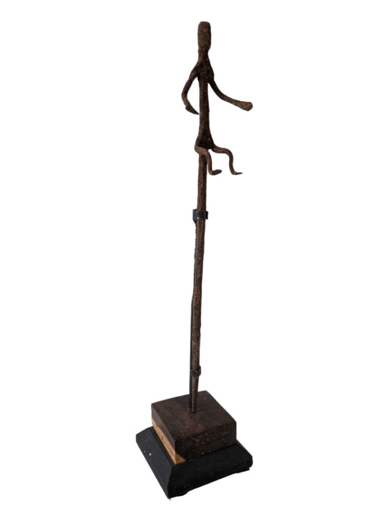 Lot de trois objets : deux fers oxydés Dogon (Mali) et une statuette Lobi (Burk…