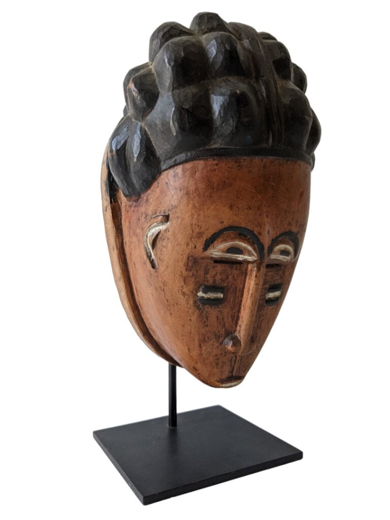 Lot de trois objets : un grand masque Baoulé (Côte d'Ivoire) et deux petits mas…