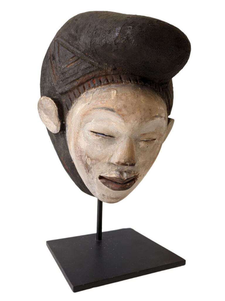 Lot de trois objets : un grand masque Baoulé (Côte d'Ivoire) et deux petits mas…