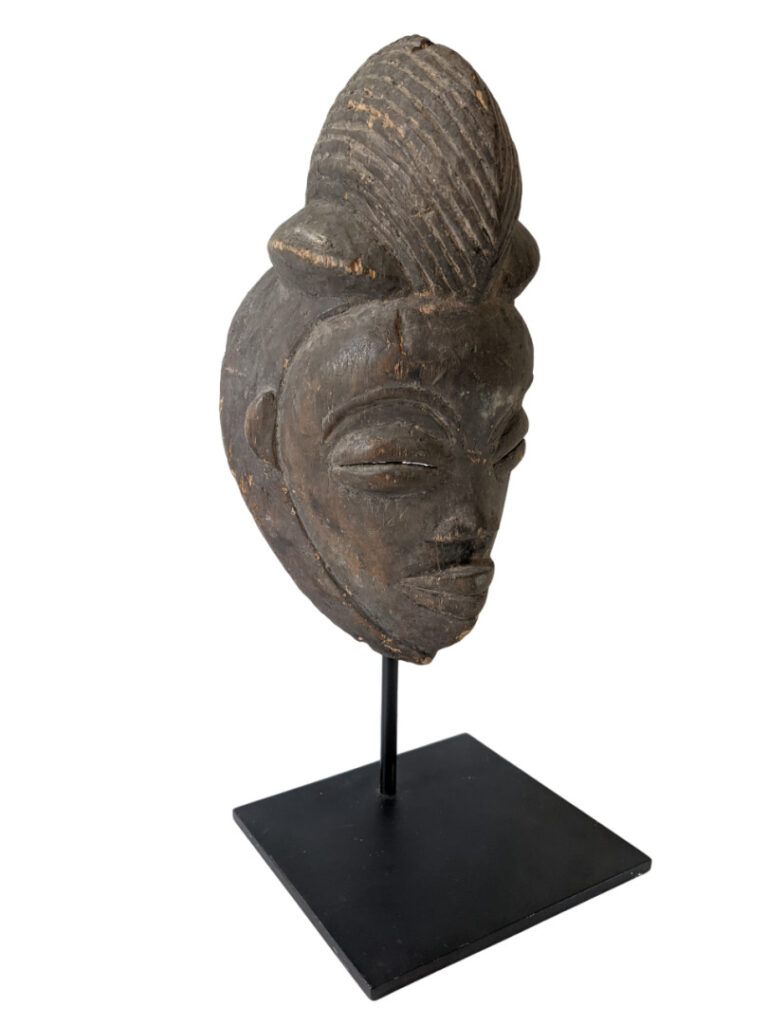 Lot de trois objets : un grand masque Baoulé (Côte d'Ivoire) et deux petits mas…