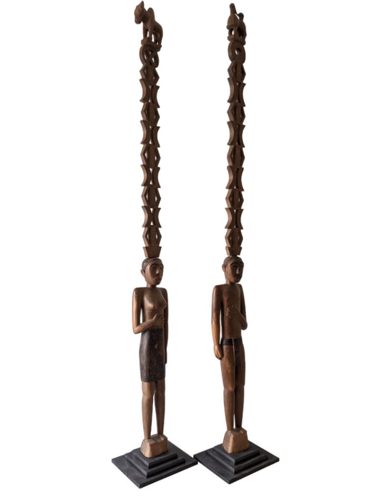 Lot de trois objets : un grand masque Bobo (Mali) et deux statues de Madagascar…