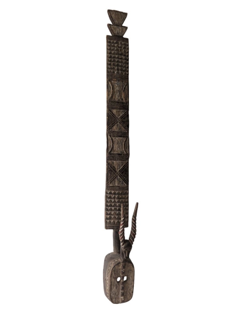 Lot de trois objets : un grand masque Bobo (Mali) et deux statues de Madagascar…