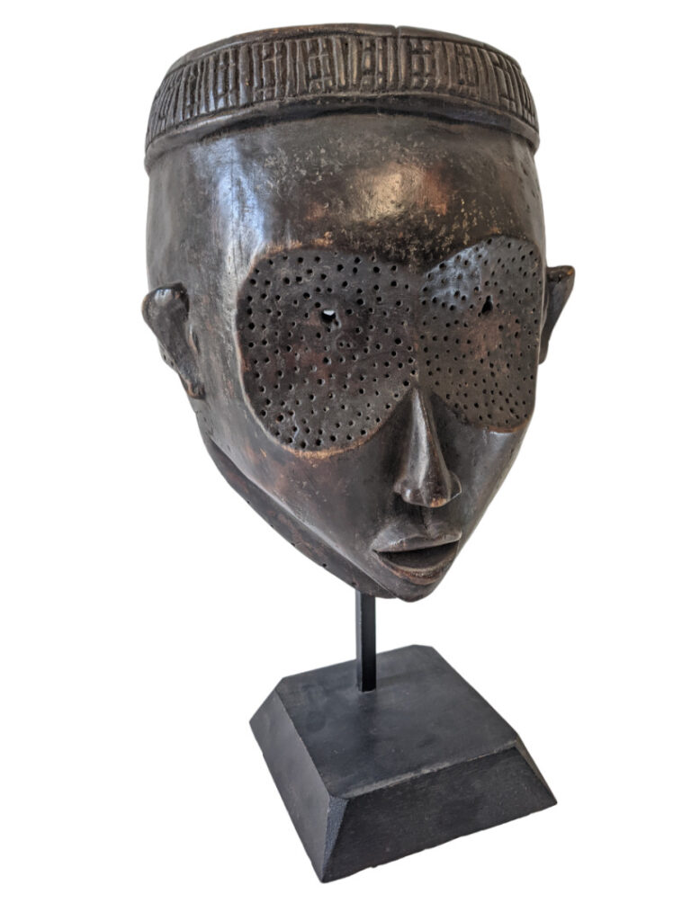 Lot de trois objets : un masque Kuba (République démocratique du Congo), un gra…