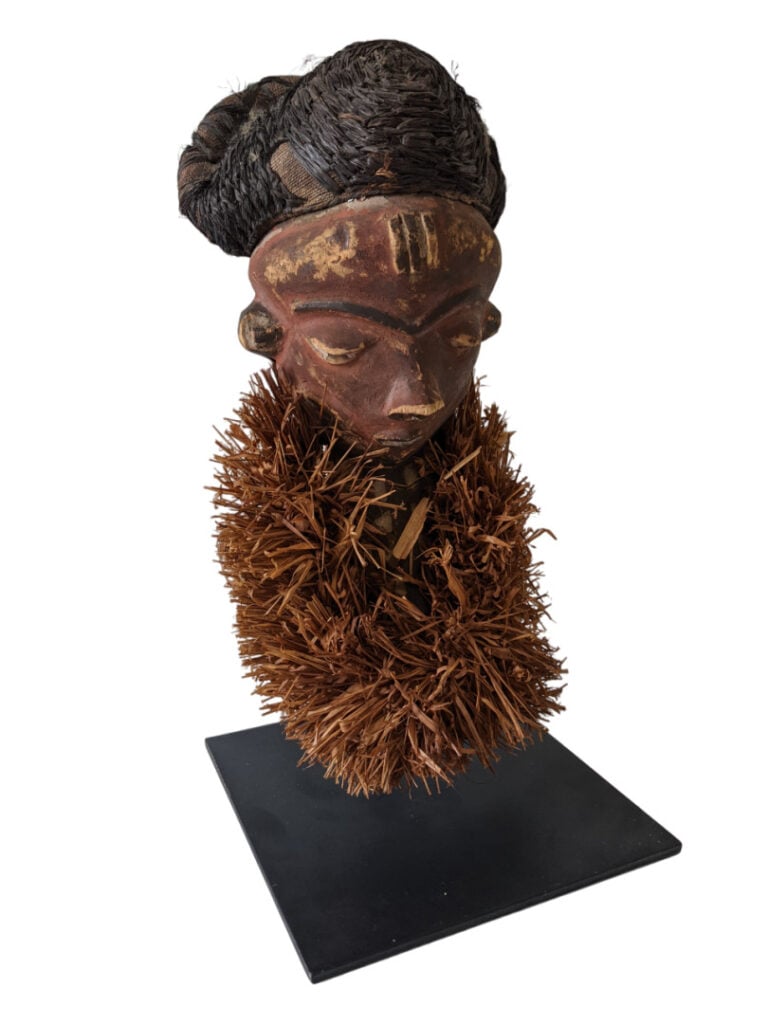 Lot de trois objets : un masque Mbete (Libéria), un masque Pendé (Zaïre) et une…