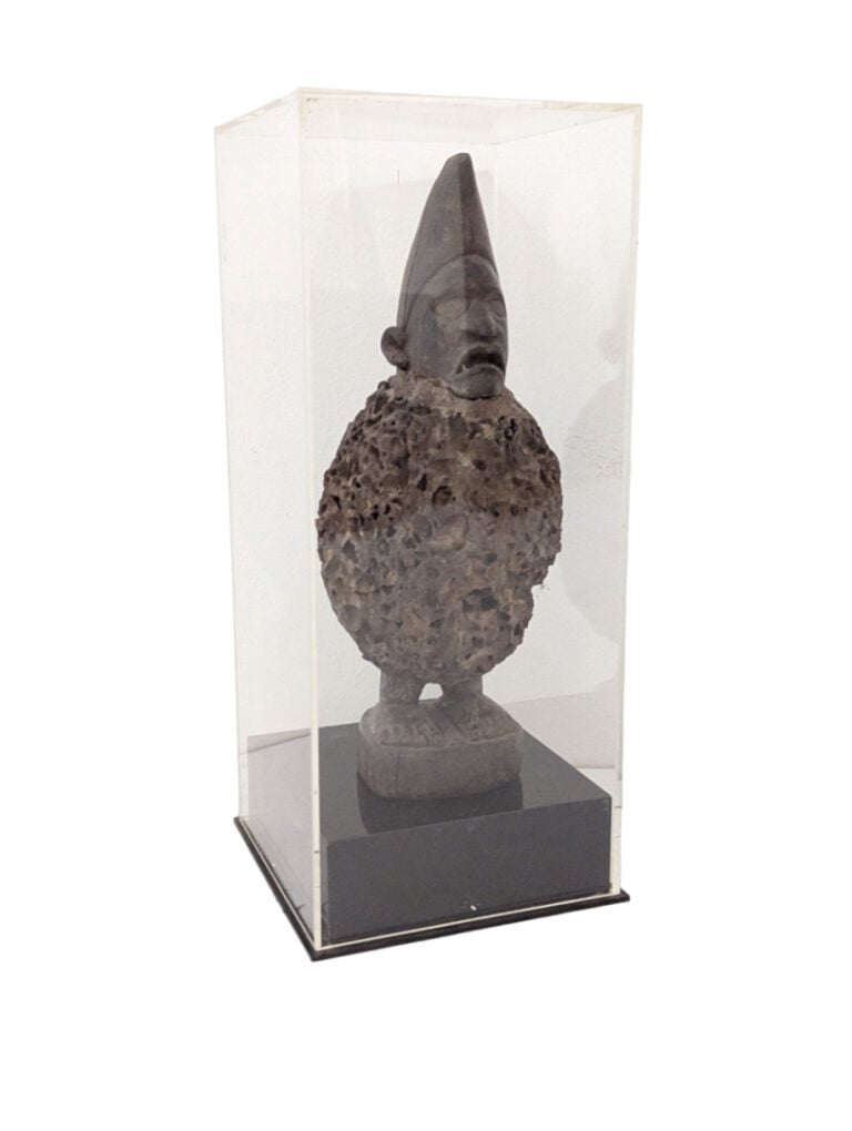 Lot de trois objets : un masque Mbete (Libéria), un masque Pendé (Zaïre) et une…