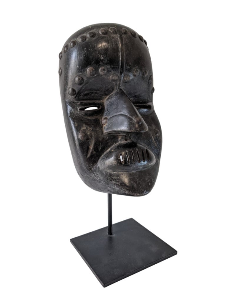 Lot de trois objets : un masque Mbete (Libéria), un masque Pendé (Zaïre) et une…