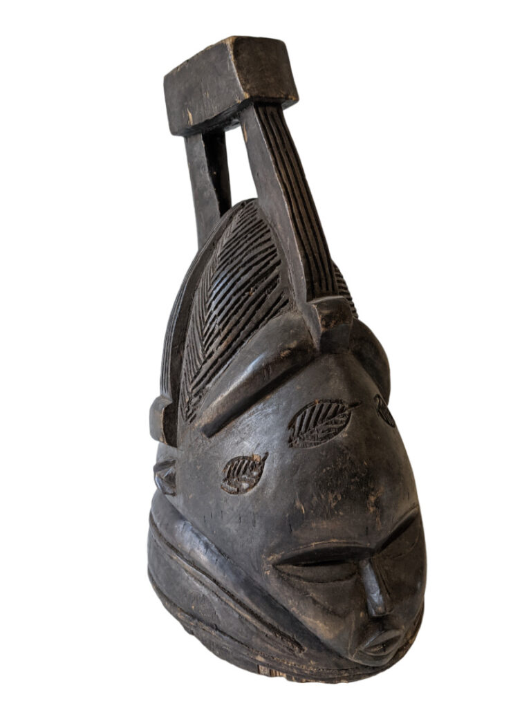 Lot de trois objets : un simiez Bambara (Mali) ; un masque heaume Baga (Guinée)…