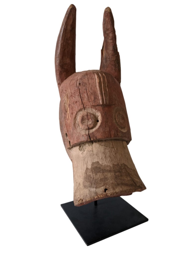 Lot de trois objets : un simiez Bambara (Mali) ; un masque heaume Baga (Guinée)…