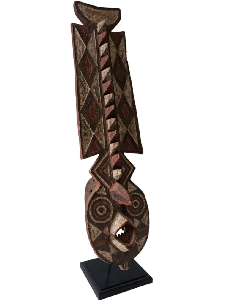 Lot de trois objets : une pipe en terre Babun (Cameroun), un masque Bobo (Burki…
