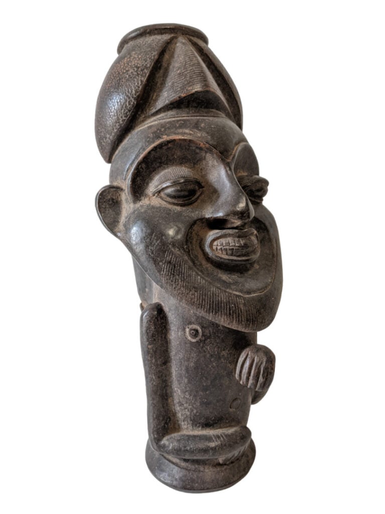 Lot de trois objets : une pipe en terre Babun (Cameroun), un masque Bobo (Burki…