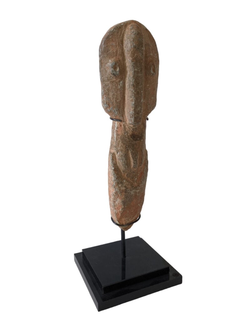 Lot de trois objets : une pipe en terre Babun (Cameroun), un masque Bobo (Burki…