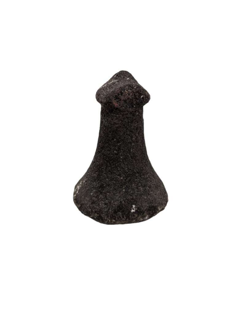Lot de trois objets : une statue Mumuyé (Nigéria), un pilon et une statuette d'…