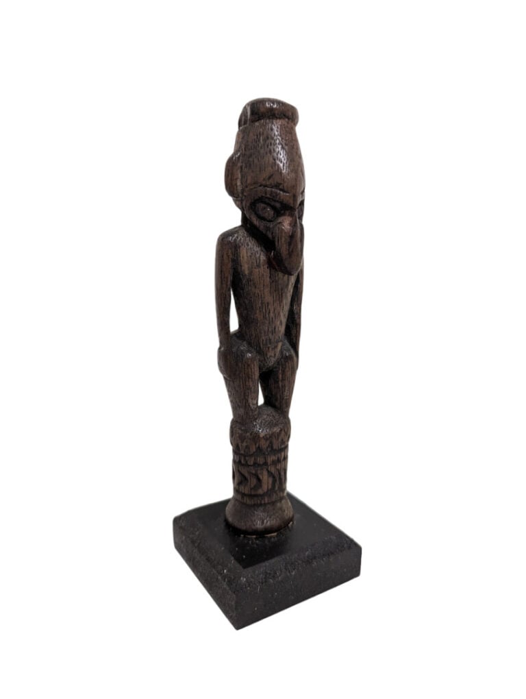 Lot de trois objets : une statue Mumuyé (Nigéria), un pilon et une statuette d'…