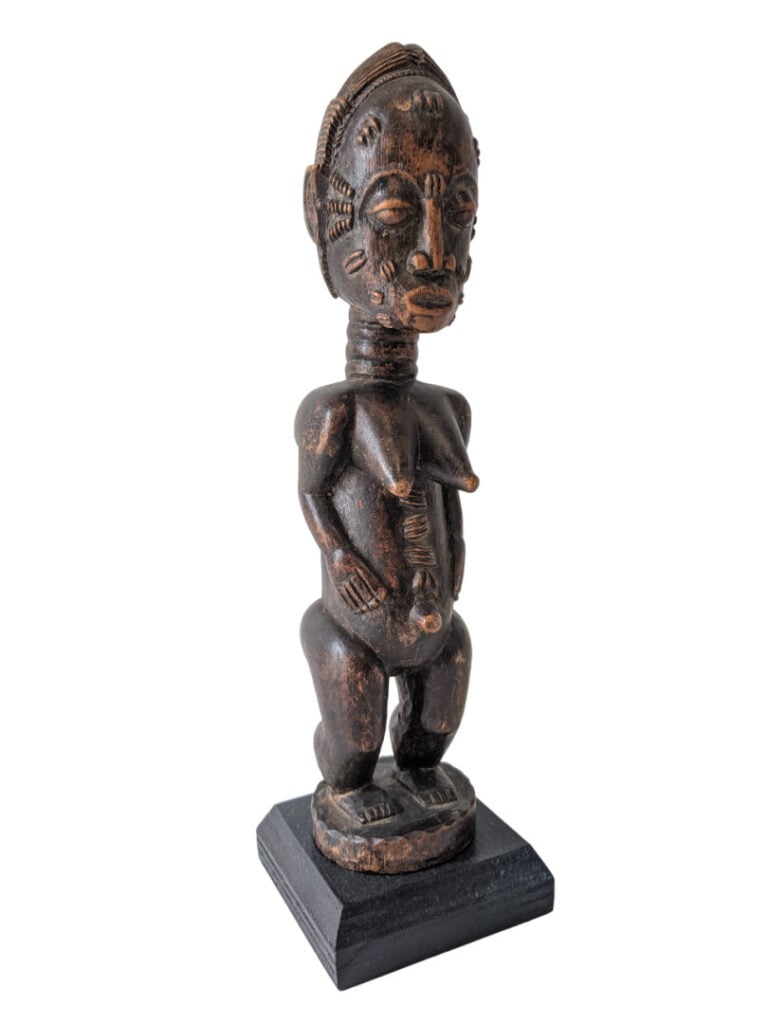 Lot de trois objets : une tête en terre, une statuette Baoulé (Côte d'Ivoire) e…