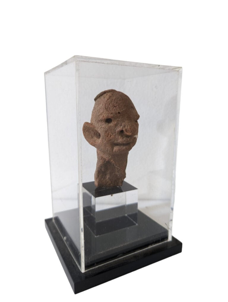 Lot de trois objets : une tête en terre, une statuette Baoulé (Côte d'Ivoire) e…