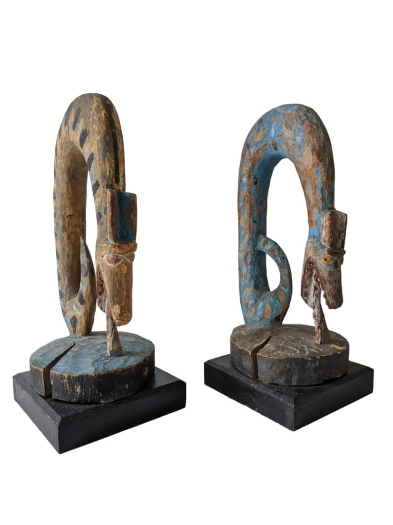 Lot de trois objets : une tête en terre, une statuette Baoulé (Côte d'Ivoire) e…