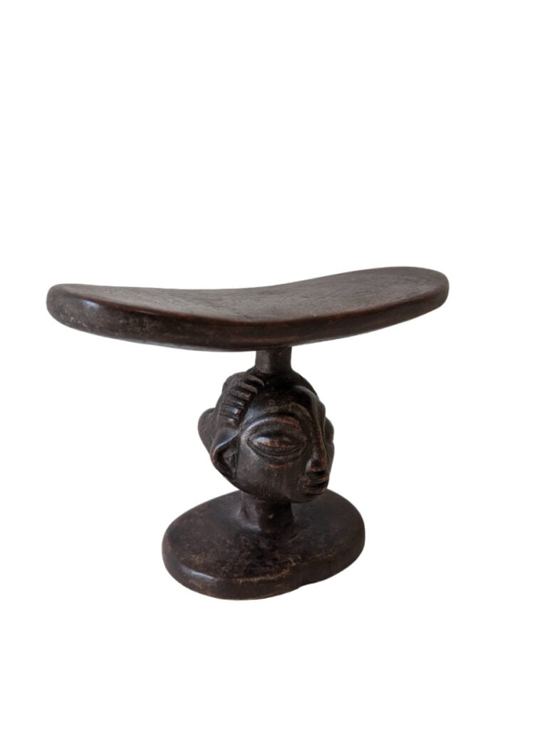 Lot de trois tabourets : un tabouret Yoruba (Bénin), un tabouret Songye (Républ…
