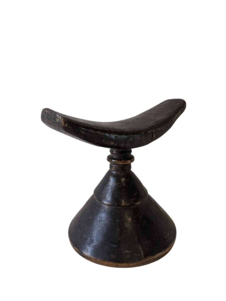 Lot de trois tabourets : un tabouret Yoruba (Bénin), un tabouret Songye (Républ…