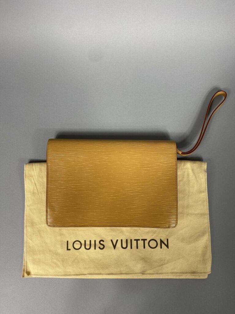 Louis VUITTON - Année 1991 - Pochette sellier dragonne en cuir épi beige, fermo…