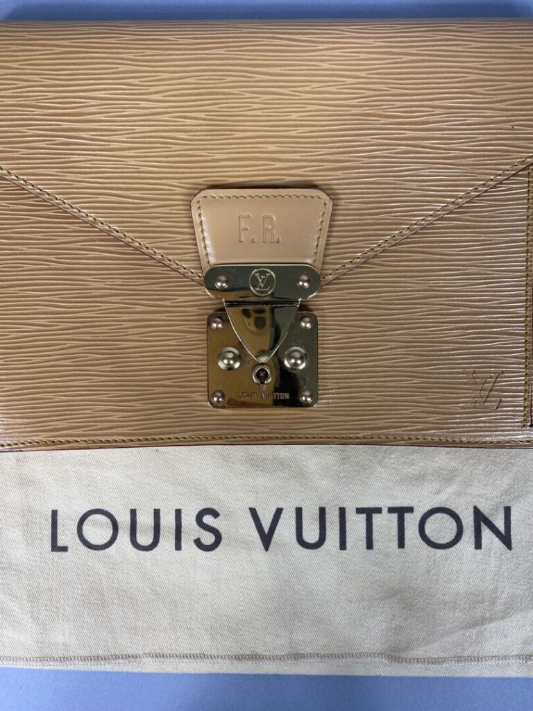 Louis VUITTON - Année 1991 - Pochette sellier dragonne en cuir épi beige, fermo…