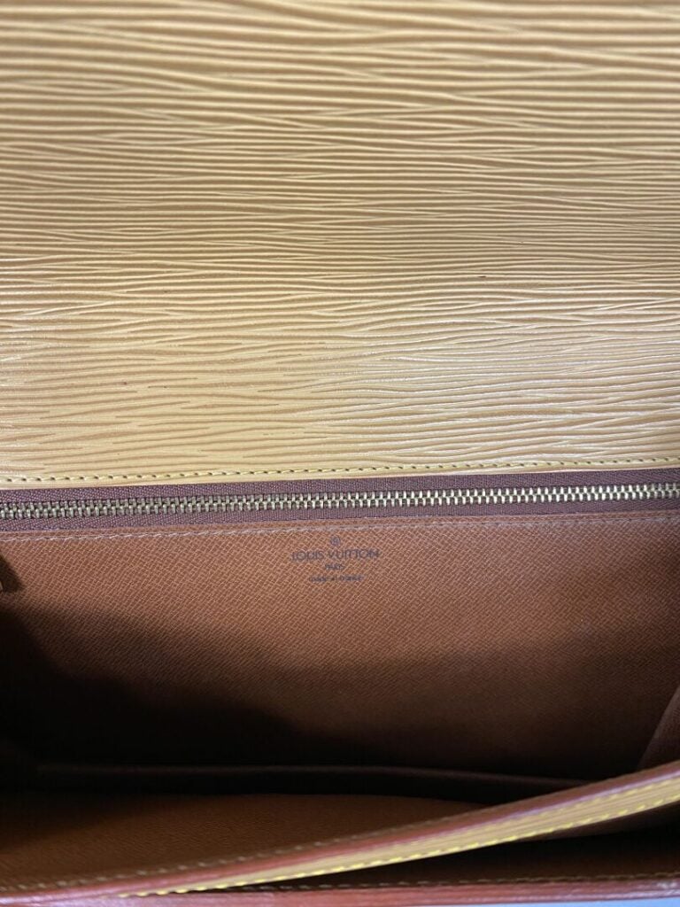 Louis VUITTON - Année 1991 - Pochette sellier dragonne en cuir épi beige, fermo…