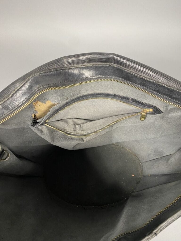 Louis VUITTON - Année 1993 - Sac « Saint Jacques » en cuir épi noir, double ans…
