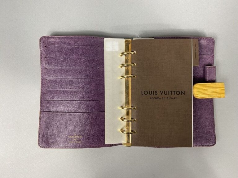 Louis VUITTON - Année 1996 - Agenda en cuir épi jaune, intérieur en cuir violet…