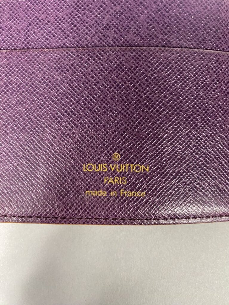 Louis VUITTON - Année 1996 - Agenda en cuir épi jaune, intérieur en cuir violet…
