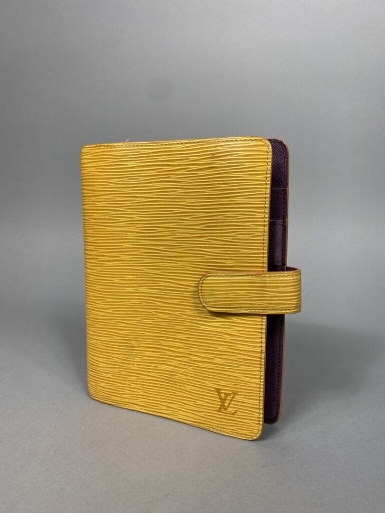 Louis VUITTON - Année 1996 - Agenda en cuir épi jaune, intérieur en cuir violet…