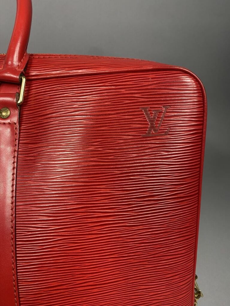 Louis VUITTON - Année 1997 - Porte-documents en cuir épi rouge, double poignée…